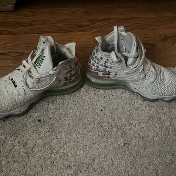Lebron air 17 size 4 youth - Picture 3 of 3